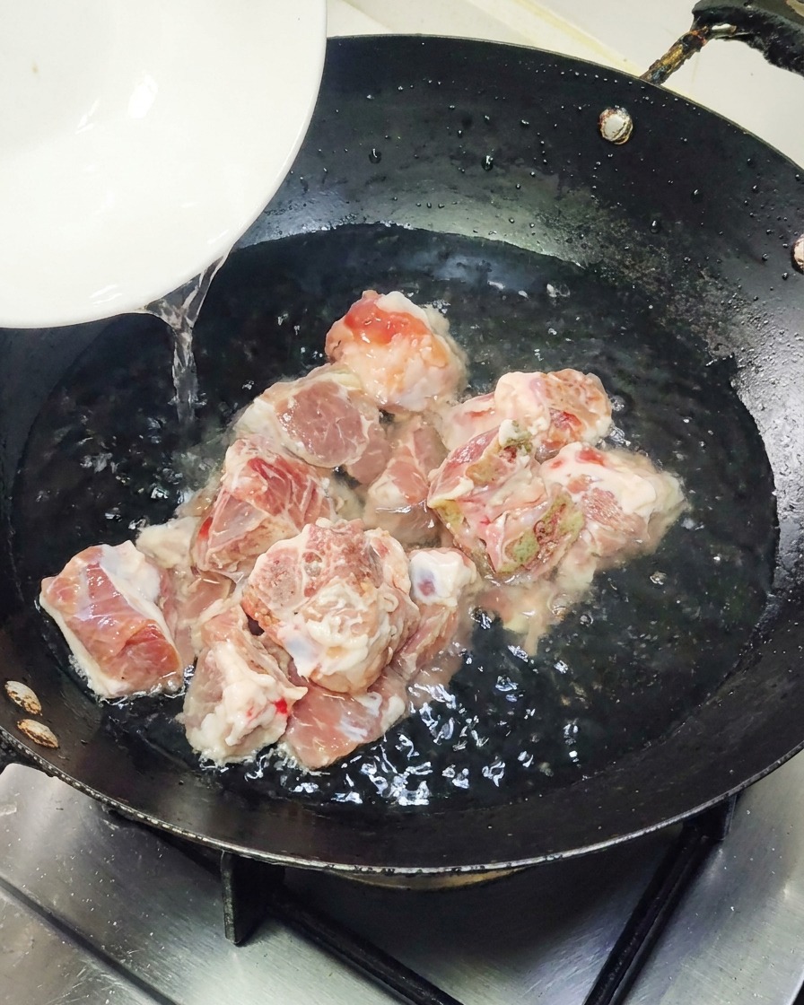 市販のうなぎの蒲焼きを熱したフライパンにのせている様子。