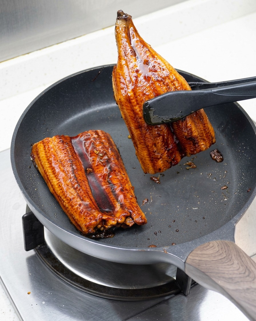 こんがりと焼き色がつくよう、うなぎを裏返している様子。