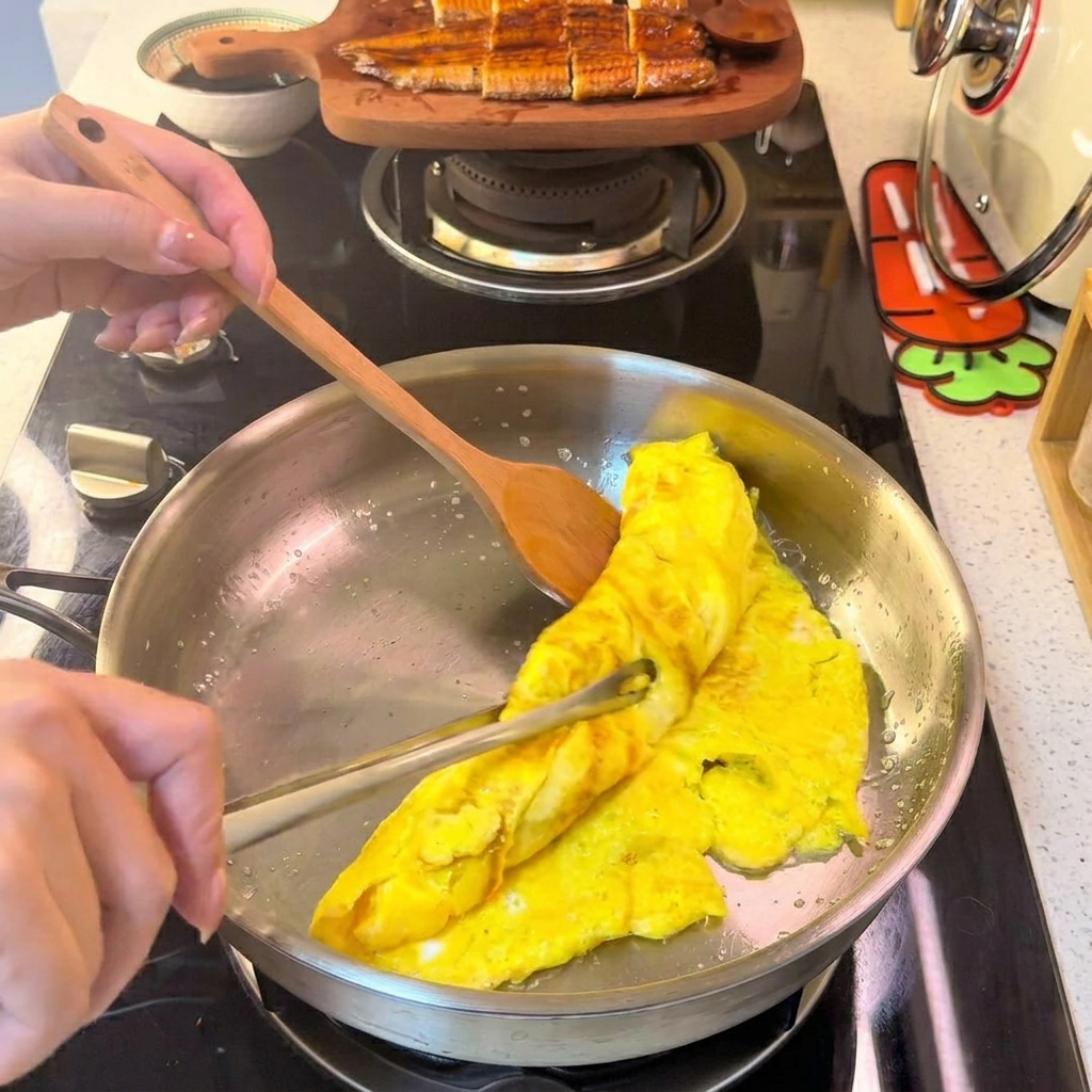 焼き上がった卵を細長く切っている様子。
