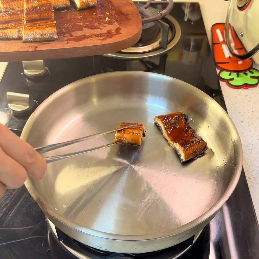 フライパンでうなぎを軽く加熱している様子。