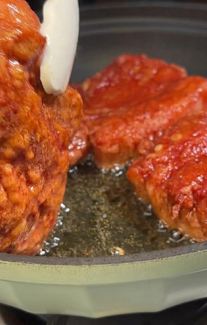 鍋の中で豚肉がキツネ色に揚げ上がっていく様子