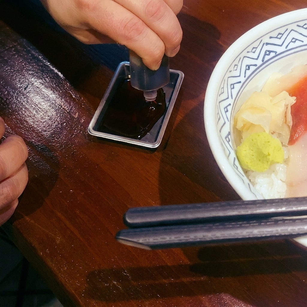 フライパンでココナッツクリームとレッドカレーペーストを炒めている様子。