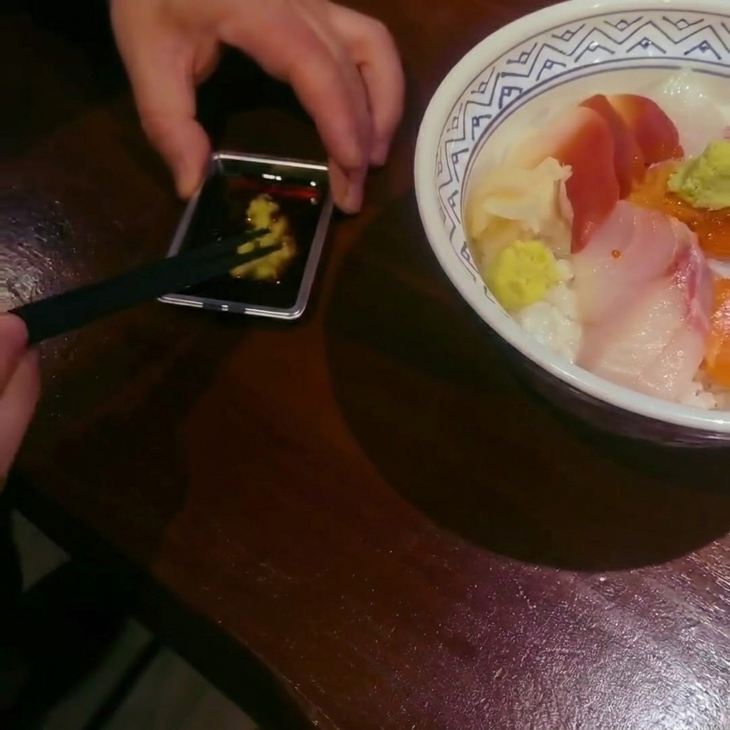 煮込んでいるカレーソースに調味料を加えている様子。