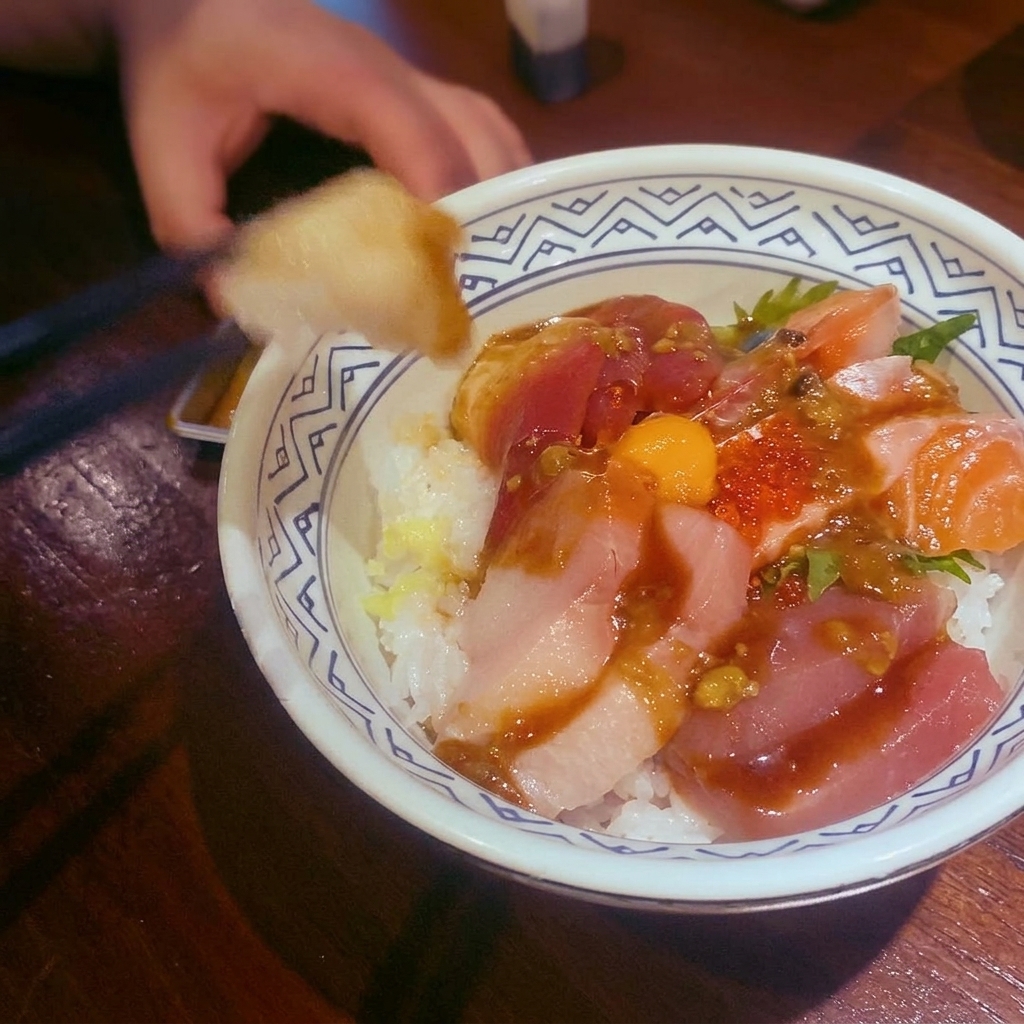 肉料理にかけられ、ライムリーフが添えられたレッドカレーソース。