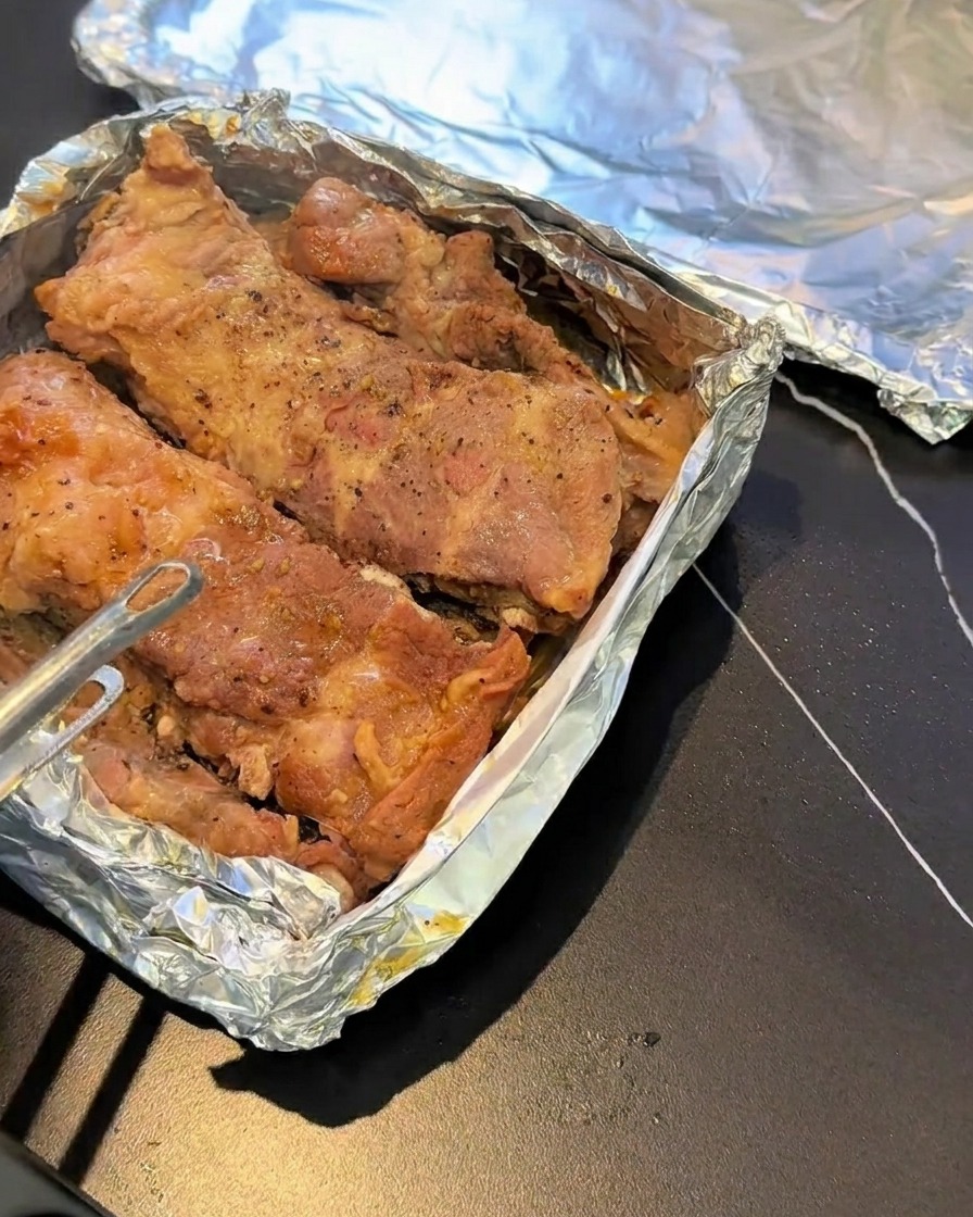 蒸し焼きにして焼き色を待つ準備が整ったスペアリブ。