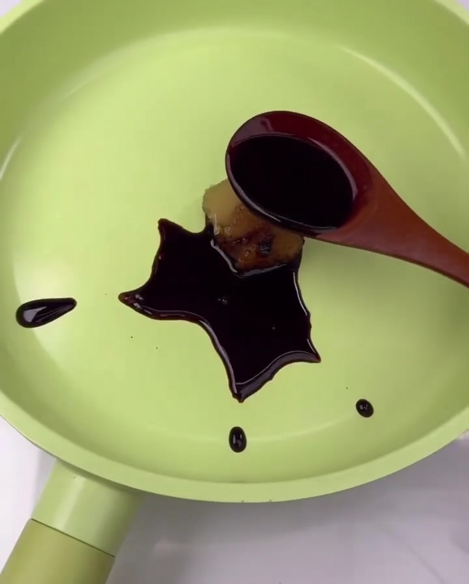 フライパンの中で醤油やにんにくなどが混ざり合っている様子。