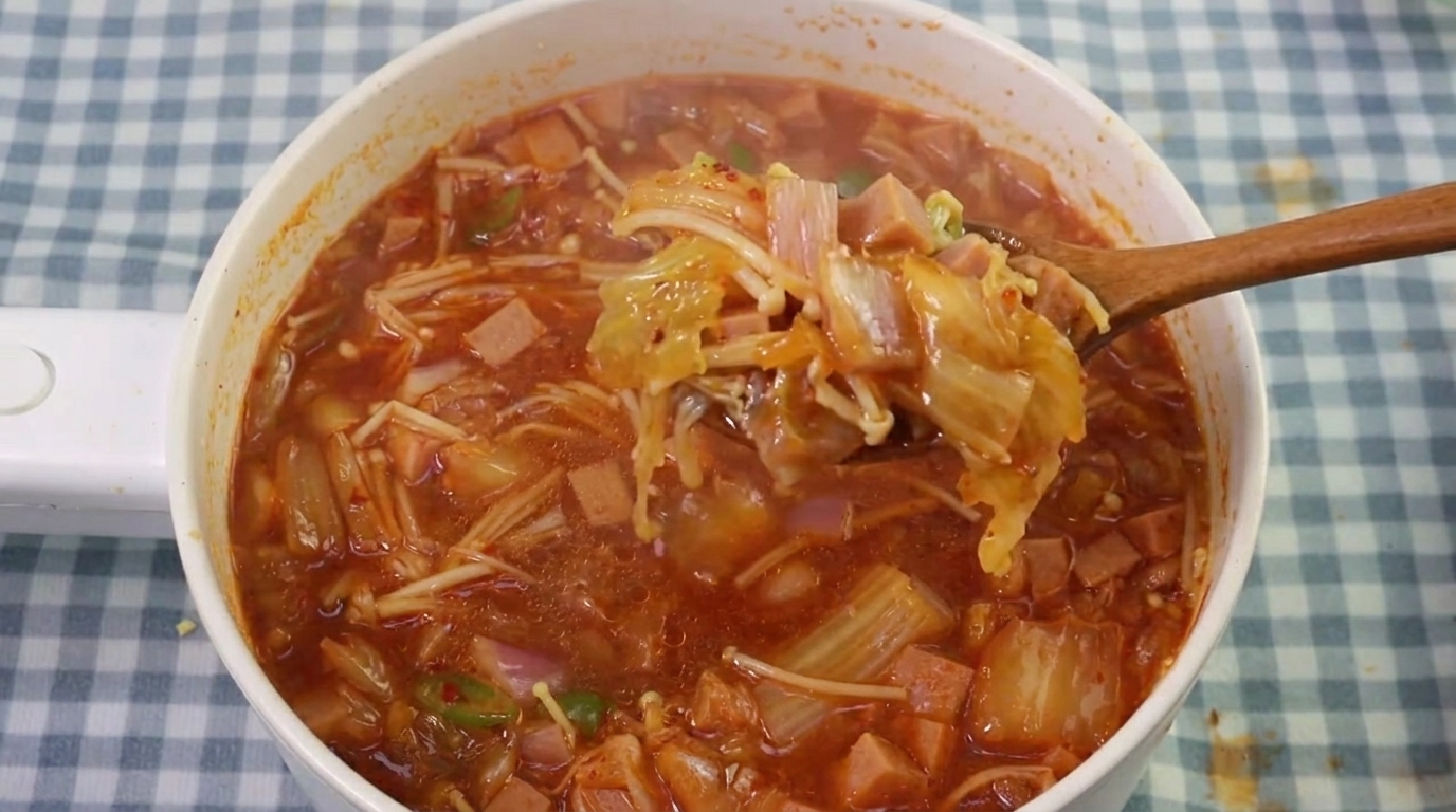 スパイシー韓国風キムチときのこのスープ