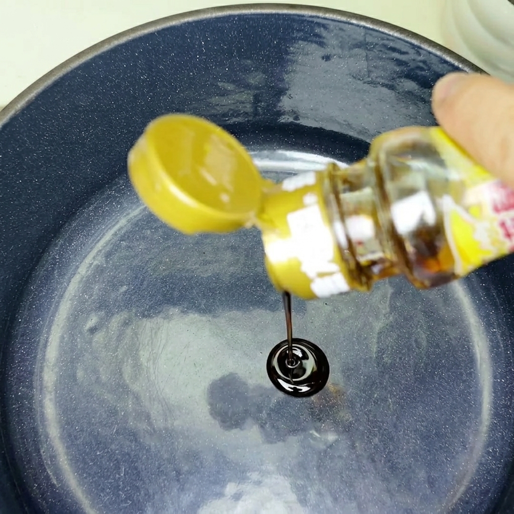 熱した鍋で豚バラ肉とスライスした玉ねぎを炒めている様子。