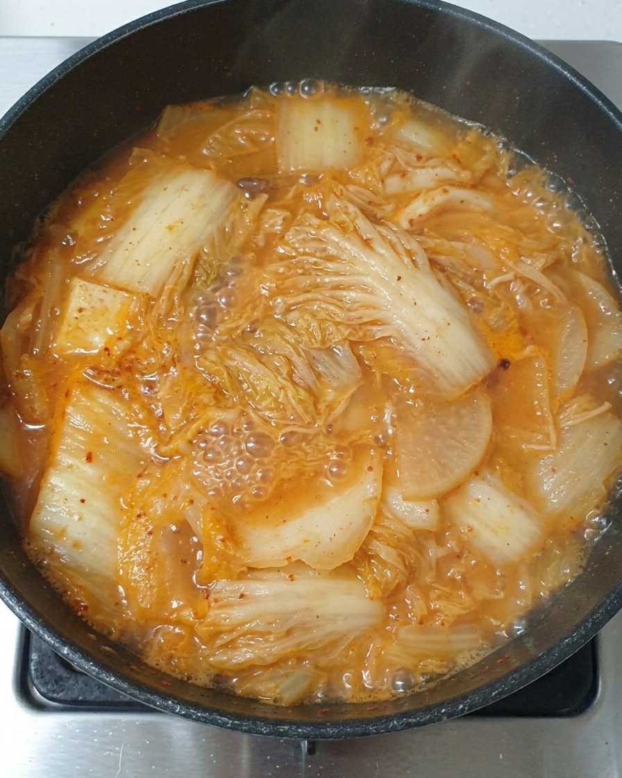 薄口醤油を鍋に加えている様子。