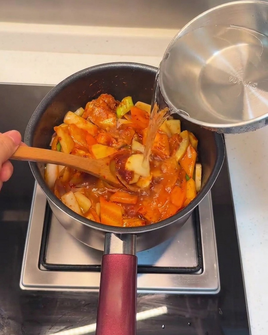具材が浸かるまで水を加え、煮立たせている様子。