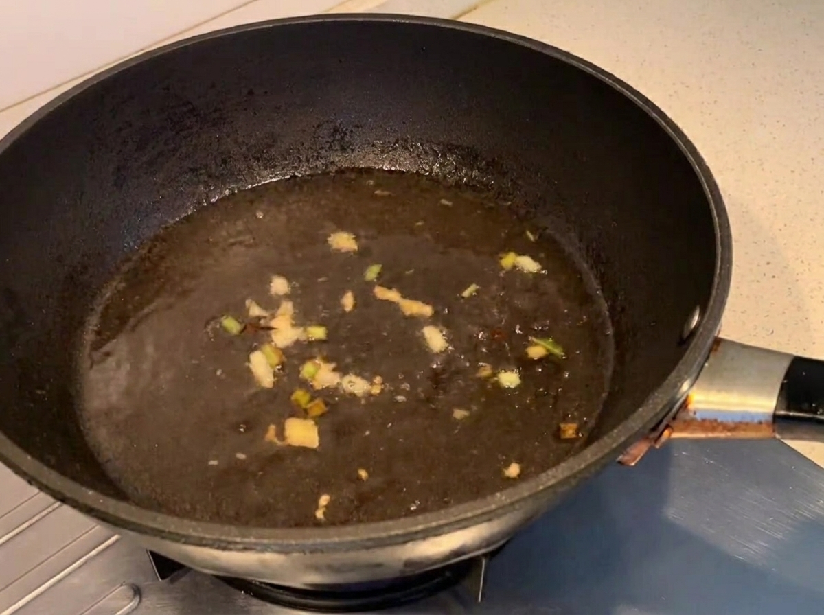 沸騰したスープに調味料を加えている様子。