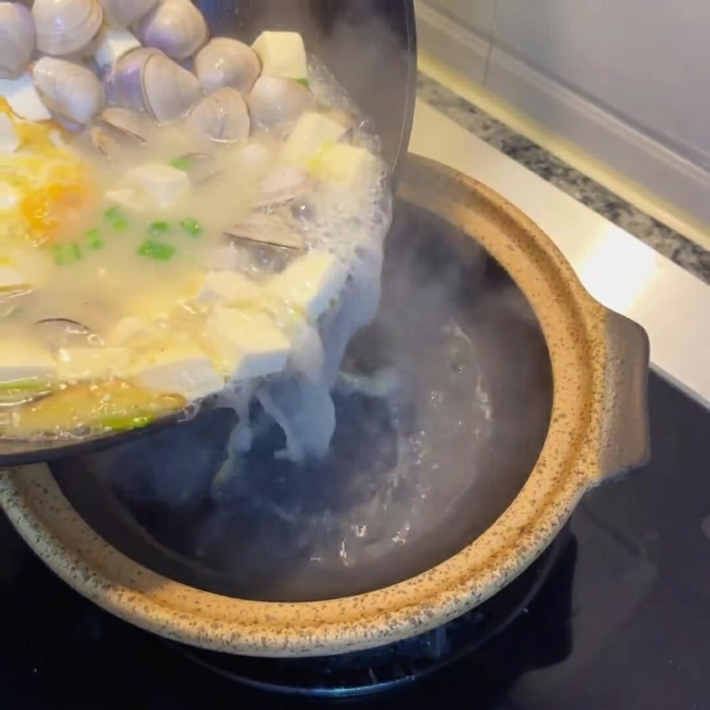 出来上がったスープを土鍋に注いでいる様子。
