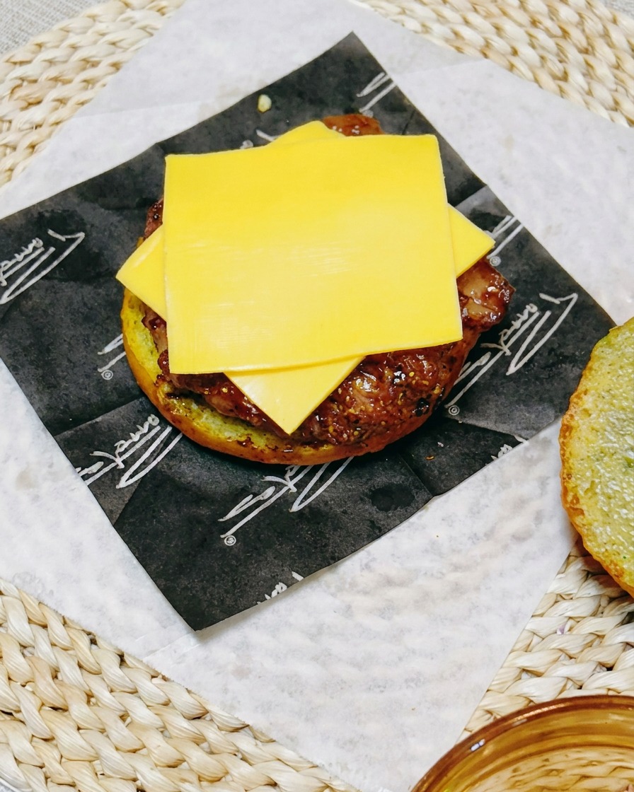 チキンの上にスライスチーズときゅうりをのせている様子