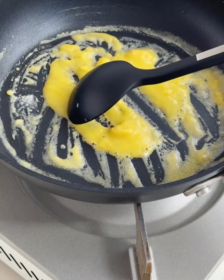 ルーが入った鍋に生クリームと牛乳を注ぎ、滑らかな白いソースに仕上げている様子。