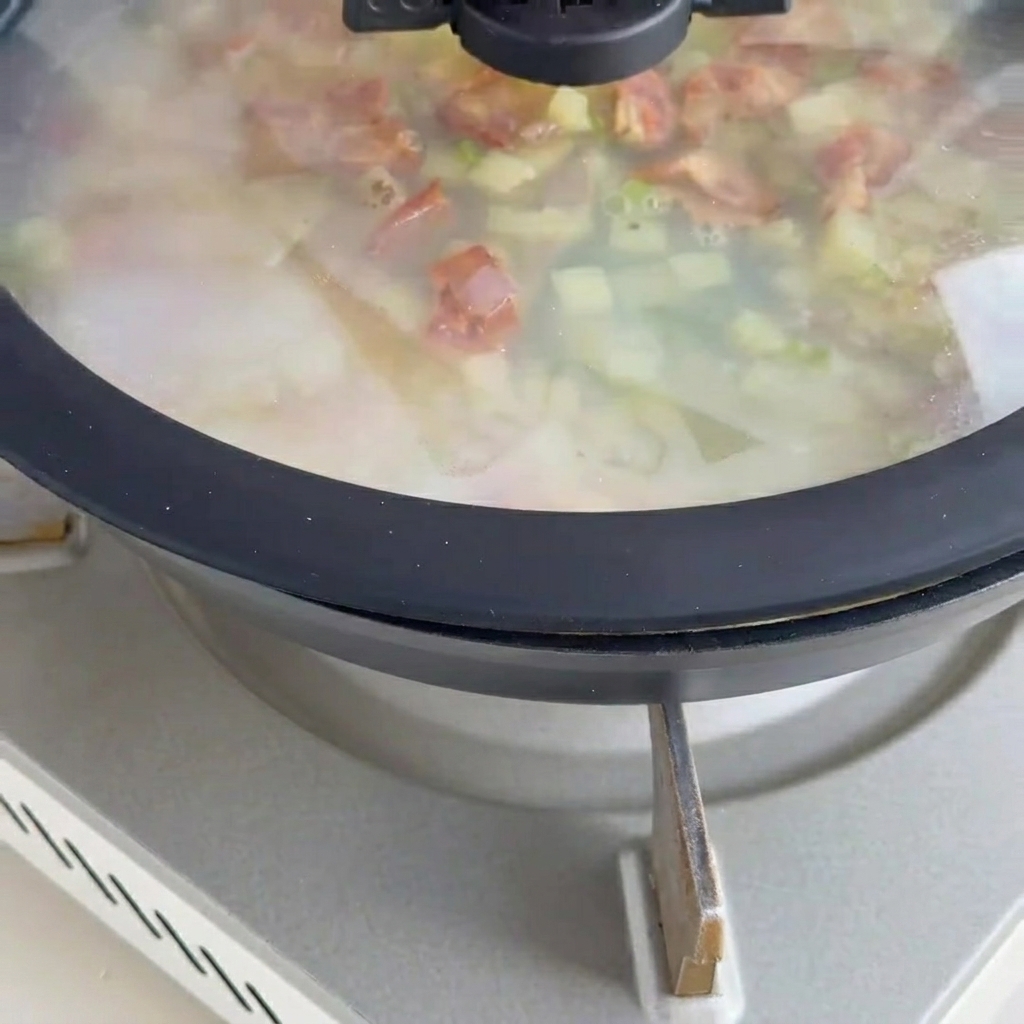 クリームソースとアサリの身が混ざり合い、ベーコンがトッピングされた美味しそうなクラムチャウダー。