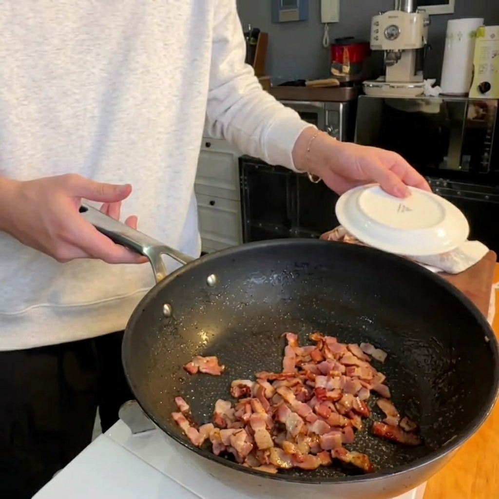 カリカリのパンチェッタの横で、色よく炒められるアスパラガスの穂先。