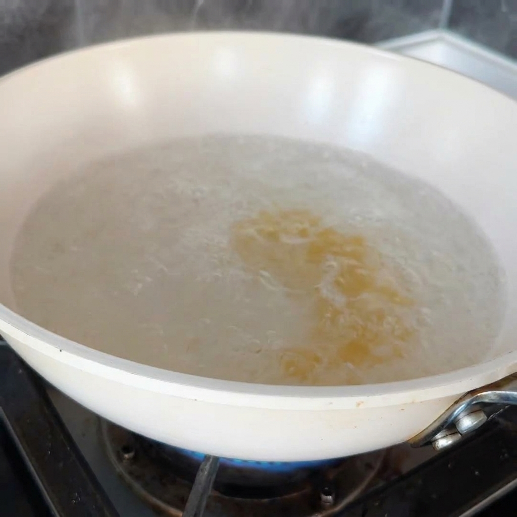 大きな鍋でフジッリを茹でている様子