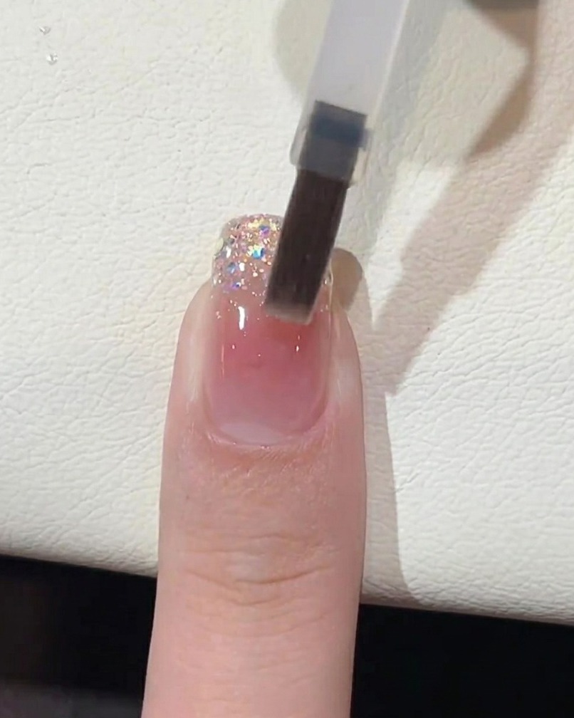 まな板の上で赤玉ねぎを細かいみじん切りにしている様子。