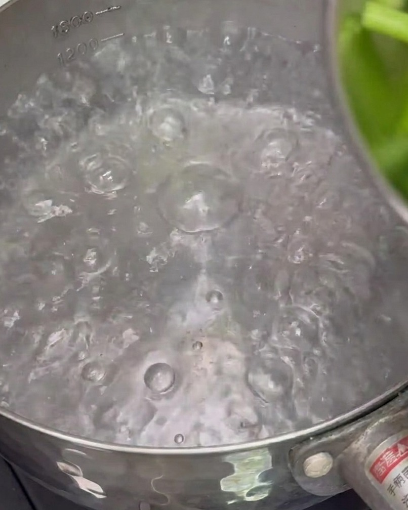 鍋のお湯でアスパラガスをサッと茹でている様子。