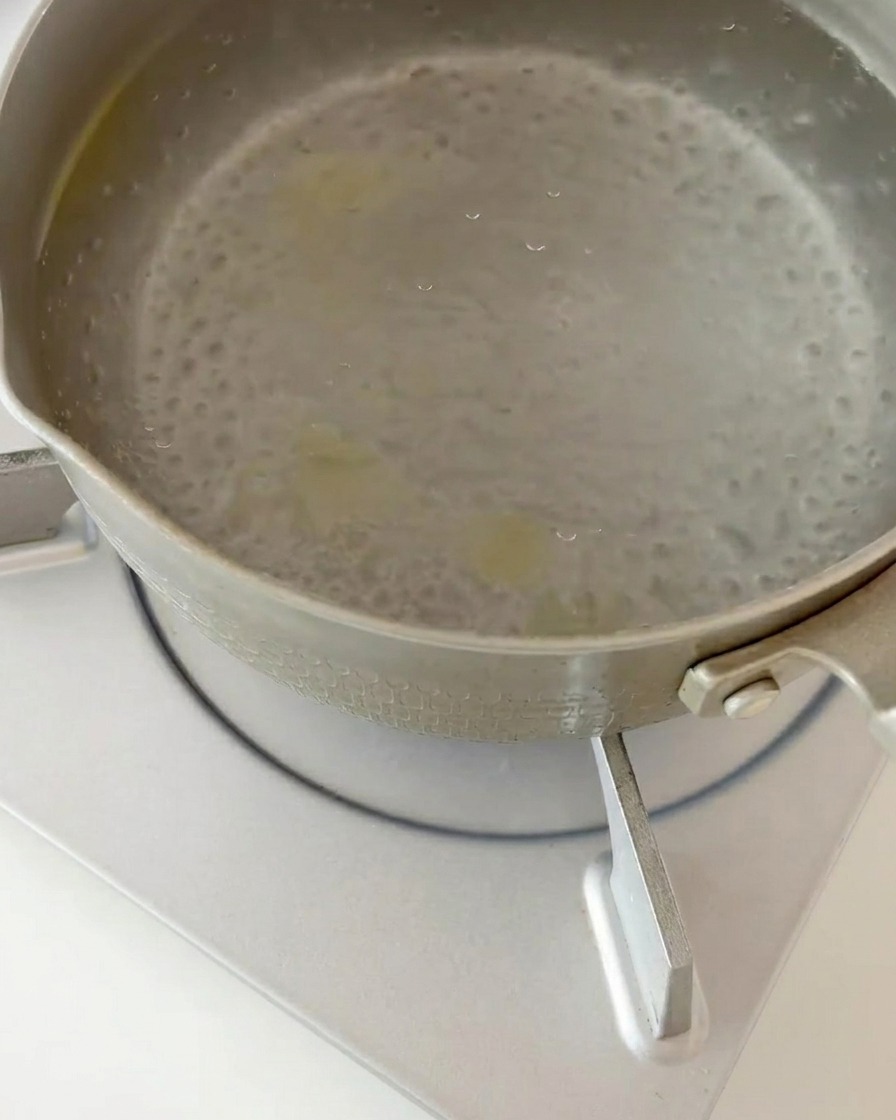 茹で上がったフジッリをコランダーで水切りしている様子。