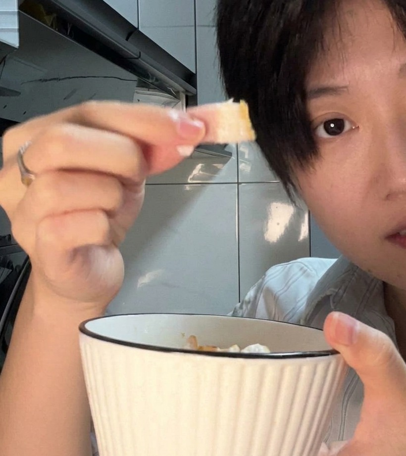まな板の上で小さく均等に切られたベーコン。