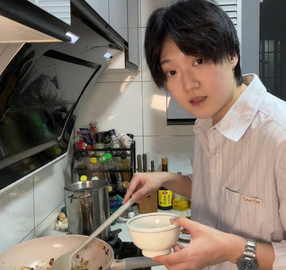 バターと水を加え、きのこと玉ねぎを炒めている様子。