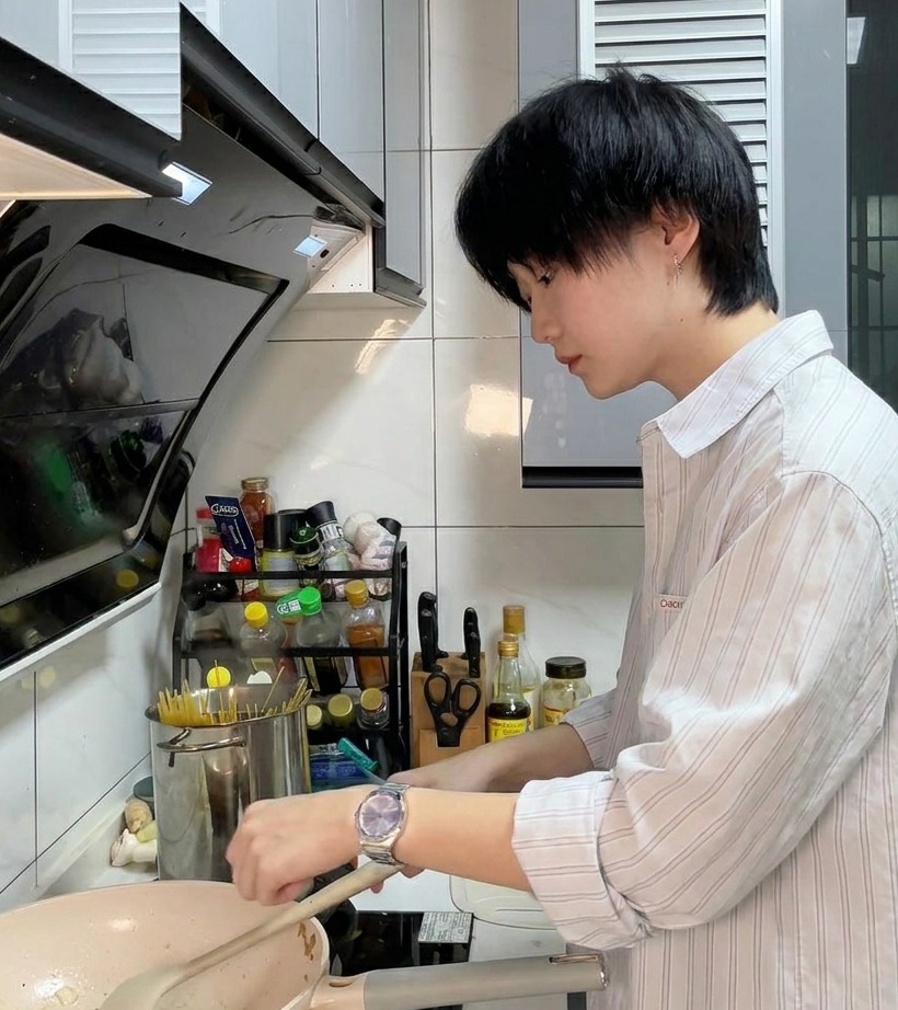 炒めた具材の中でチーズが溶け出している様子。