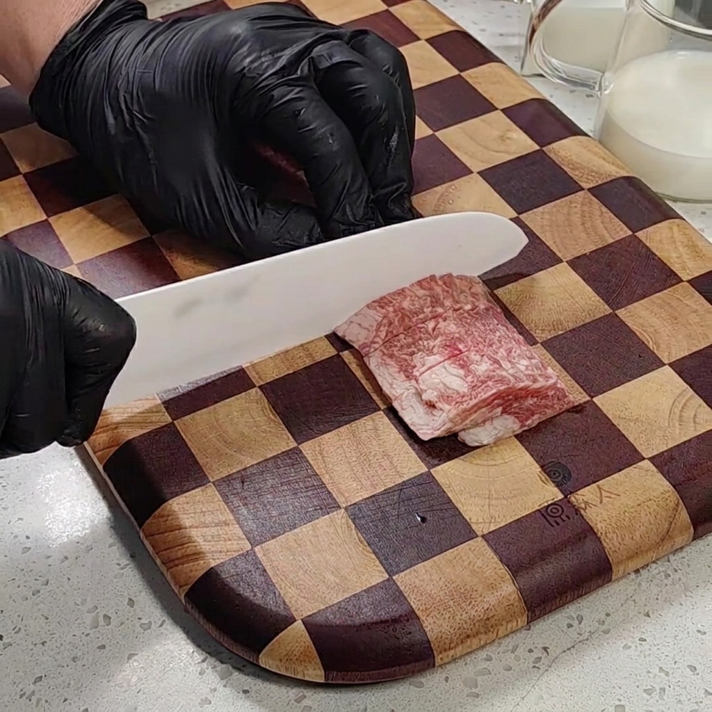 まな板の上でベーコンを細切りにしている様子。