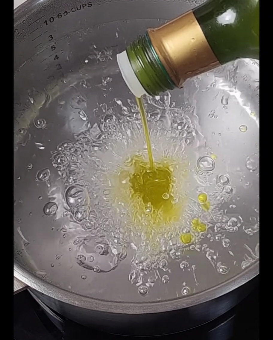 沸騰したお湯が入った鍋でスパゲッティを茹でている様子。