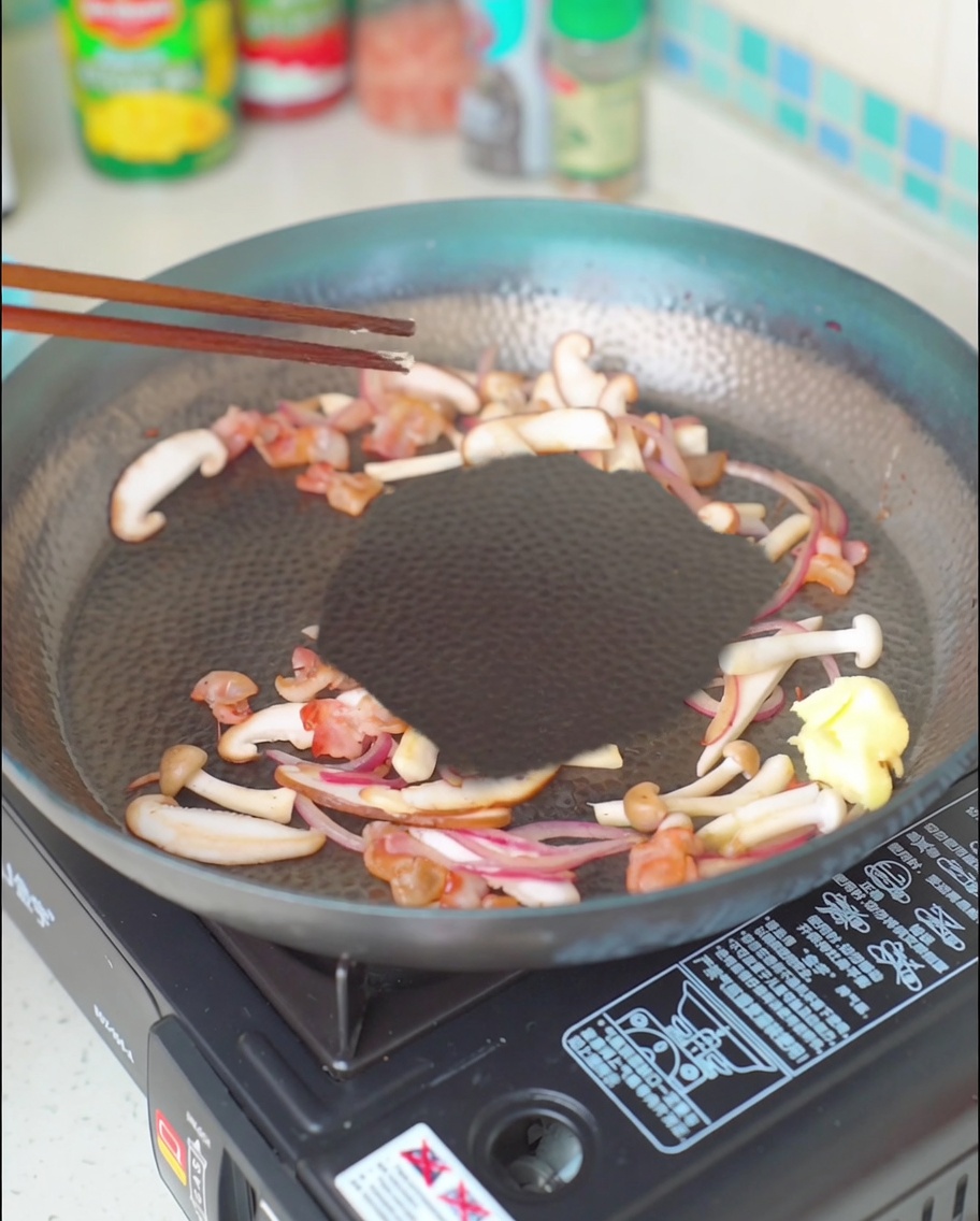 具材の中にバターを入れて溶かしている様子