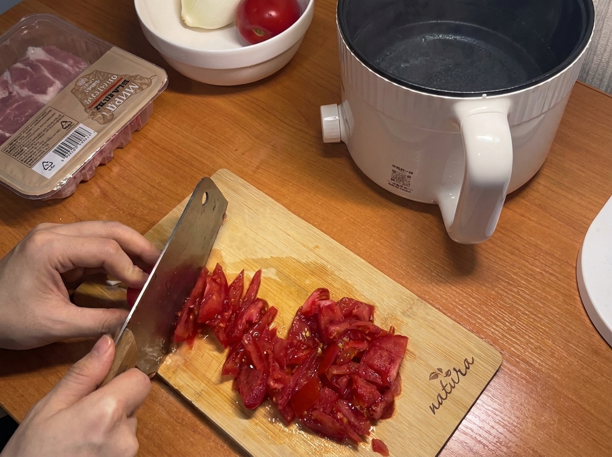 まな板の上で小さくカットされた真っ赤なトマト
