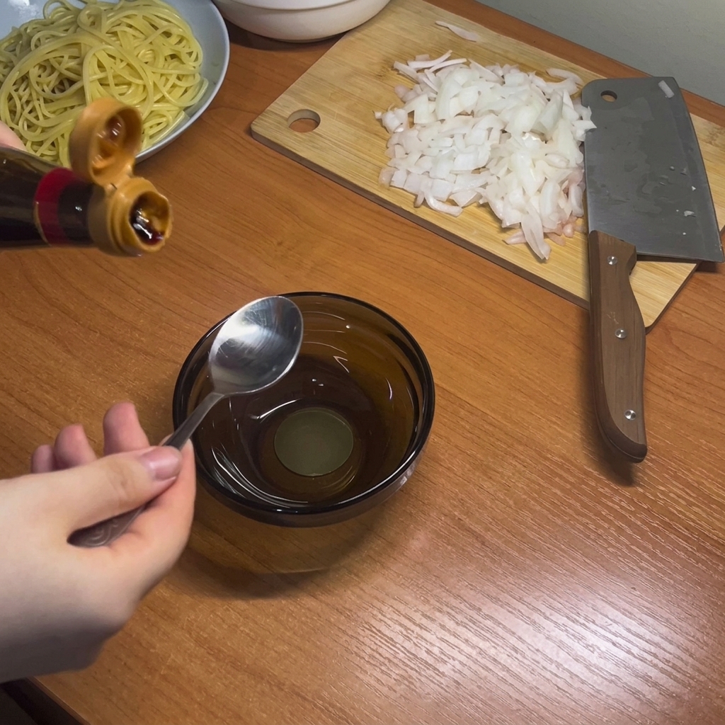 小さなボウルで調味料を混ぜ合わせる様子