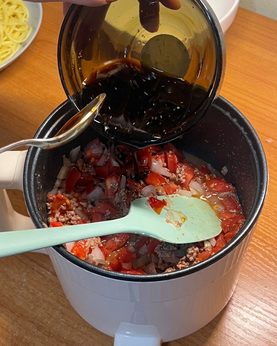 合わせ調味料を鍋に加える様子