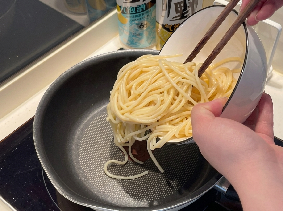 鍋で茹でているスパゲッティ