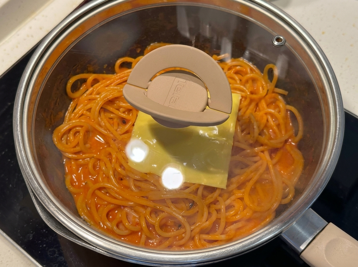 フタをしてチーズを溶かしているフライパン