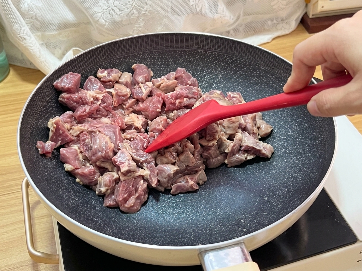 フライパンで牛肉を炒め、きれいな焼き色がついている様子。