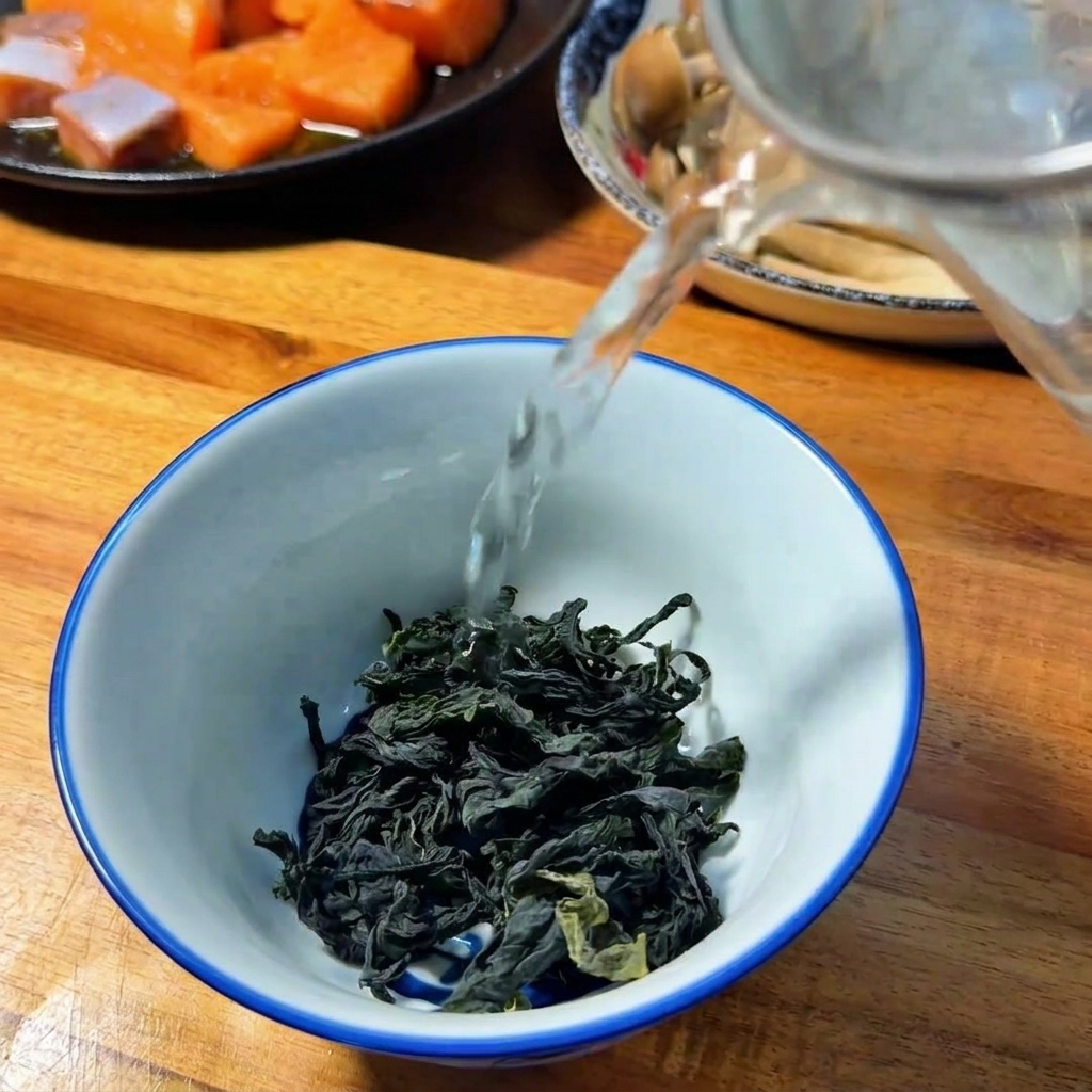 お湯を注いで戻している乾燥わかめ。