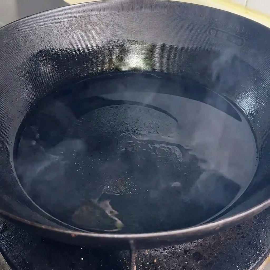 熱い鉄のフライパンで焼き色がつくまで焼かれているスパムの断面。
