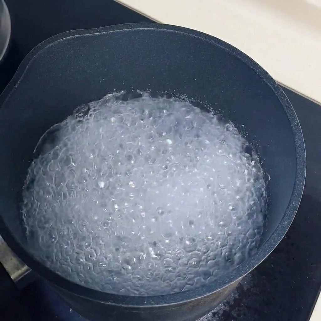 沸騰した鍋の中で柔らかくなっているきくらげ。