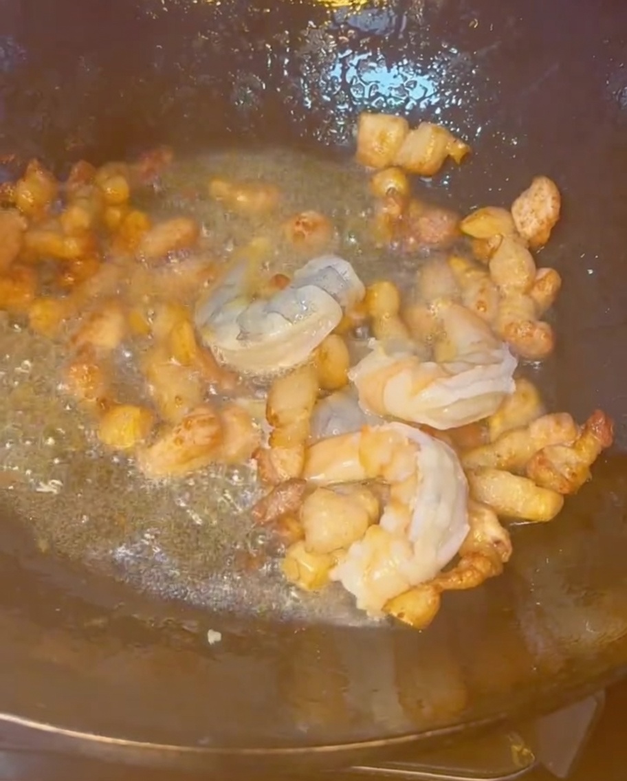 豚バラ肉と一緒に海老や乾物を炒めている様子。
