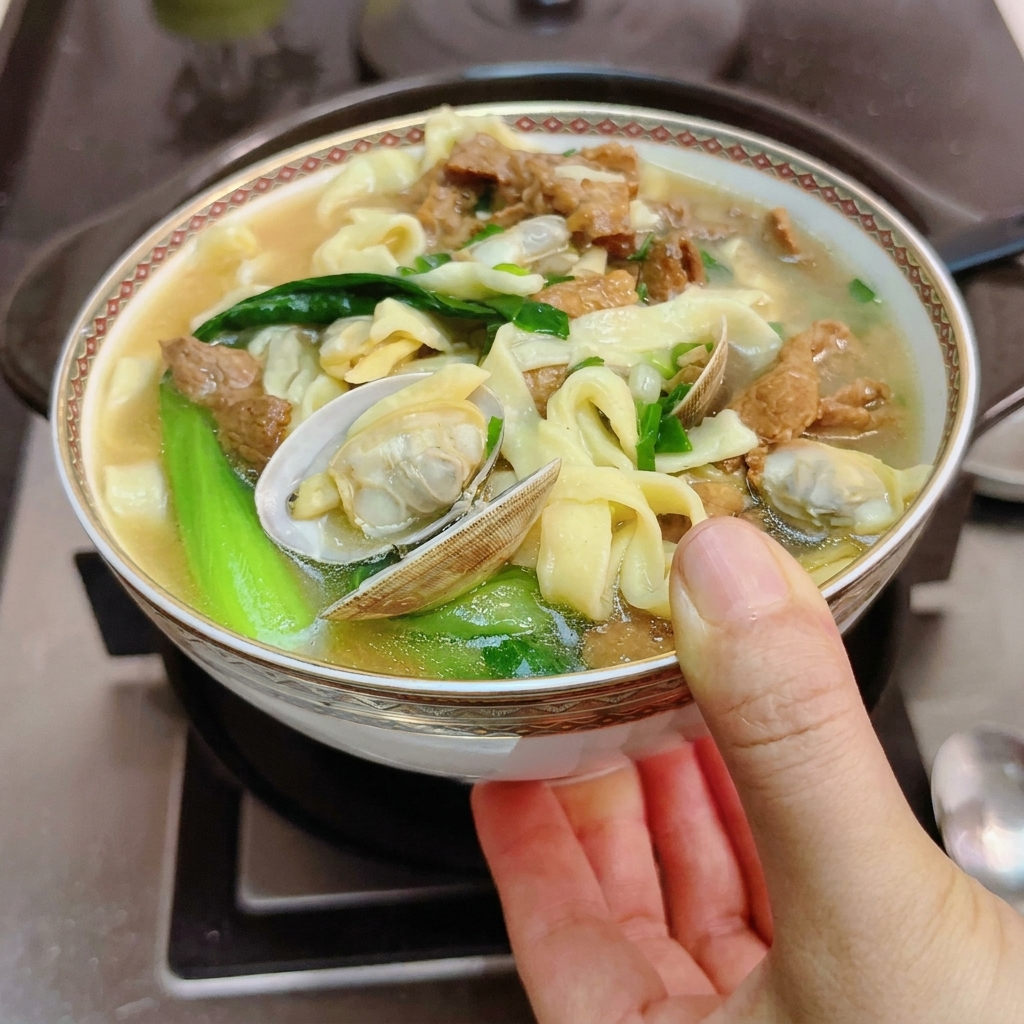 熱した土鍋に下味をつけた肉を並べる様子。