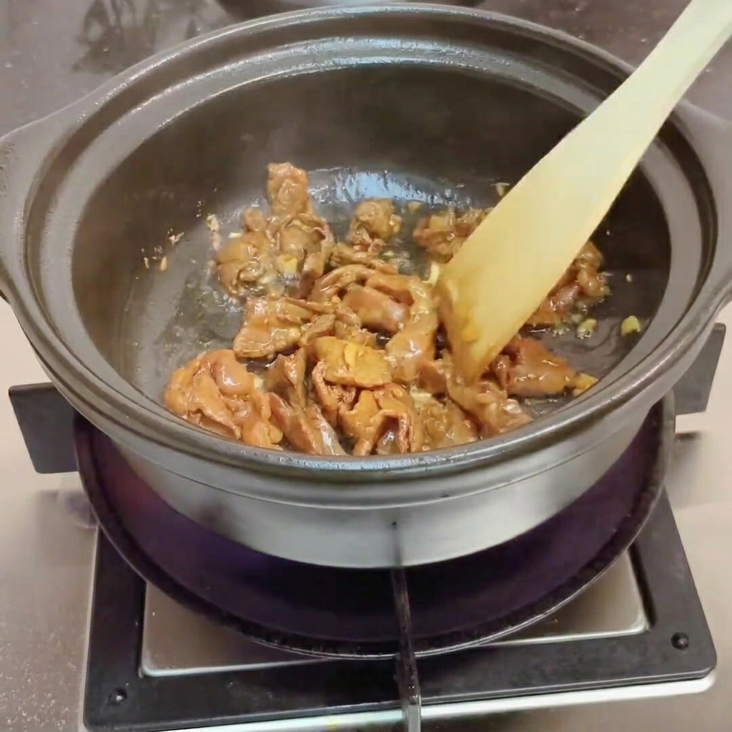 鍋にあさりを入れ、上から熱湯を注ぐ様子。
