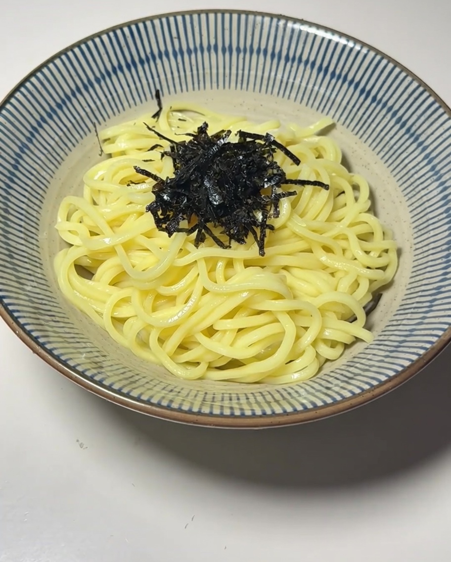 麺の上に海苔、半熟卵、たけのこをトッピングした様子。