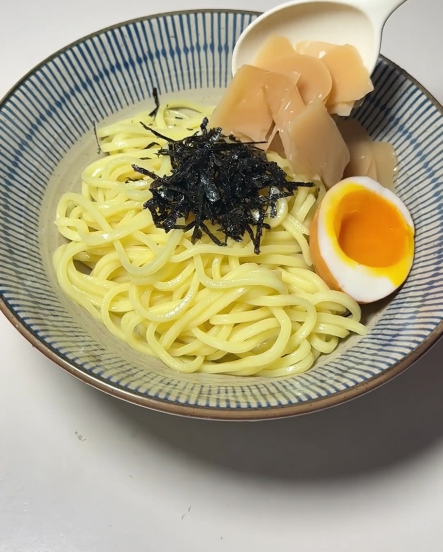 ソースを別の器に移している様子。