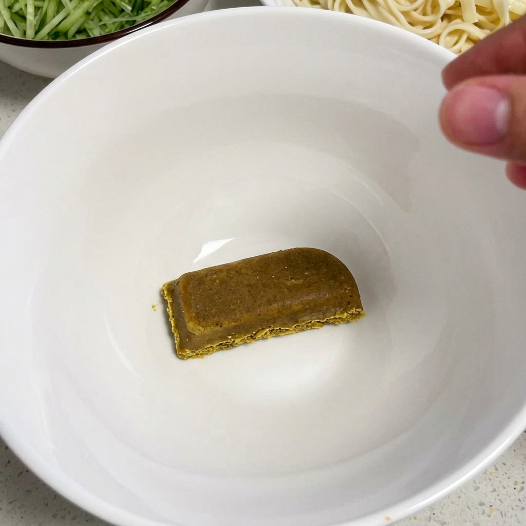 空の丼の底に、カレールーのブロックが置かれている様子。