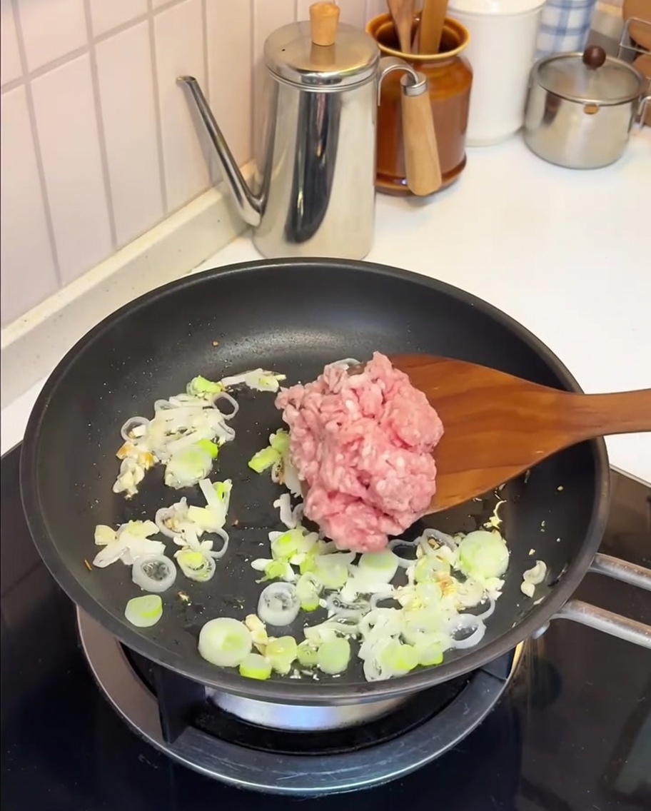 フライパンで豚ひき肉を炒めている様子