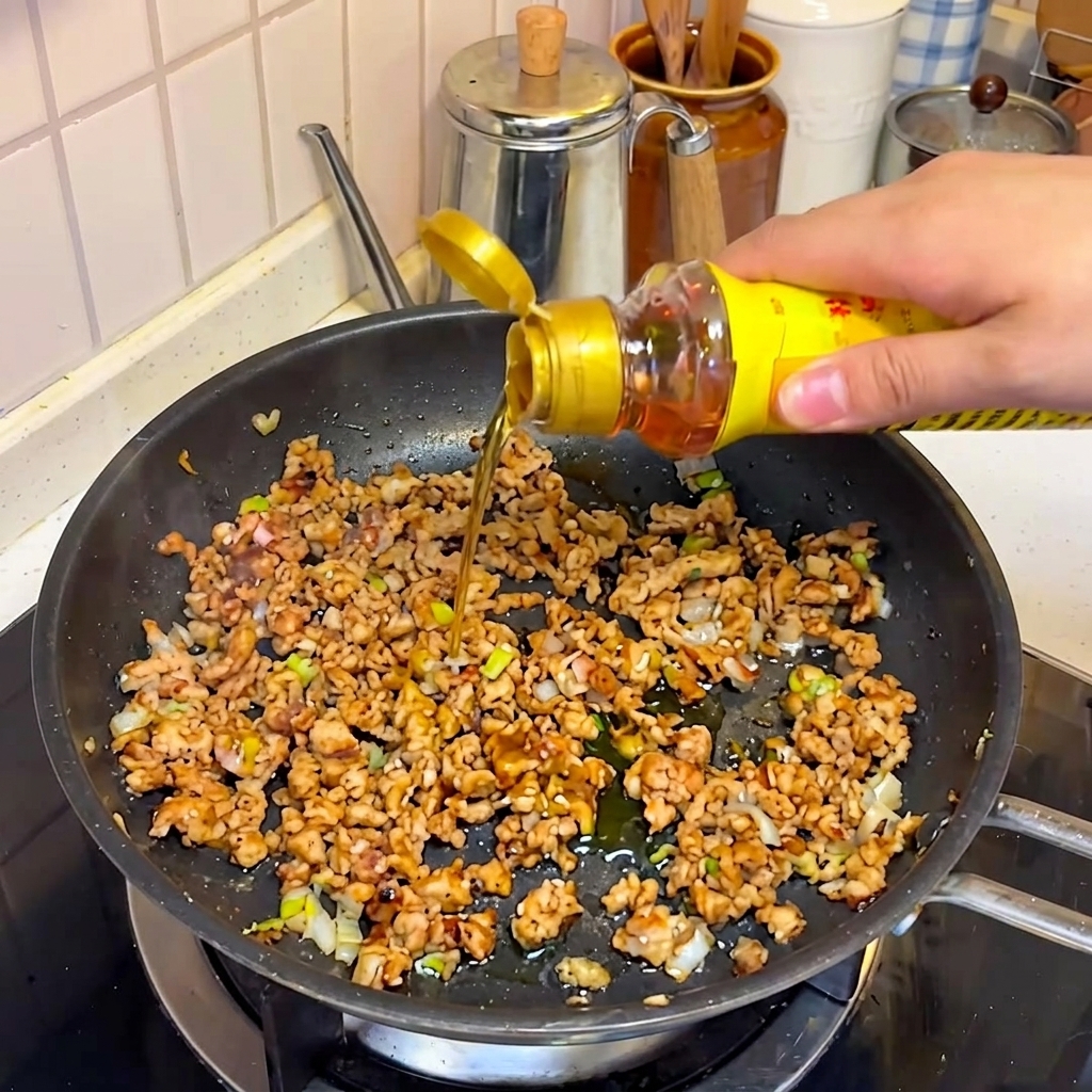 豚肉と味噌に調味料を加えている様子