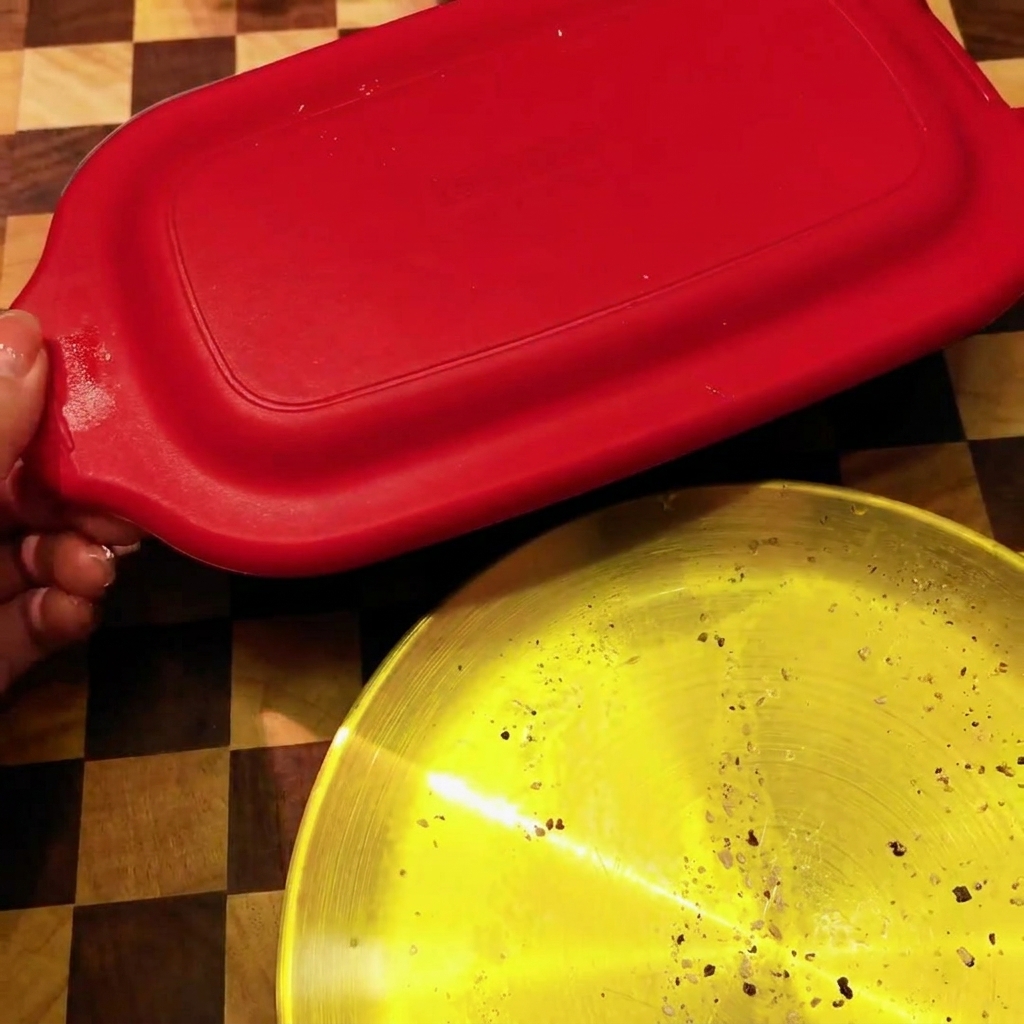電子レンジで加熱する準備が整ったパンに乗ったサーモンの切り身。