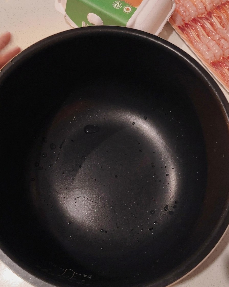炊飯器の釜に入った未調理の白米。