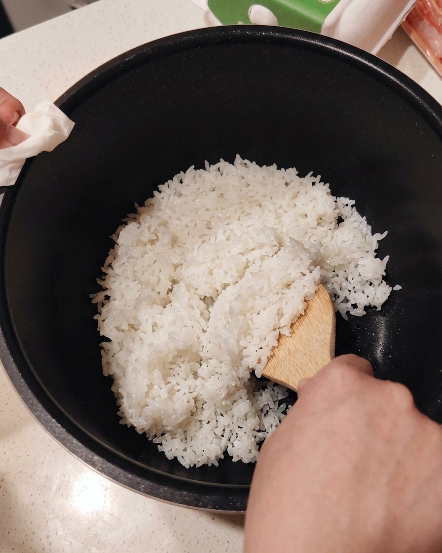 炊き上がったご飯にすし酢を混ぜている様子。